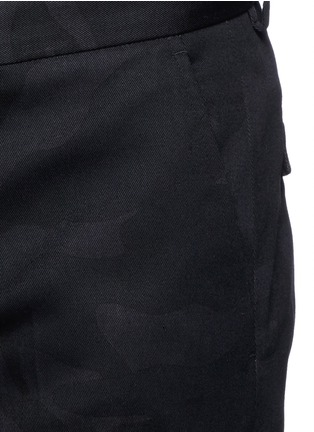 细节 - 点击放大 - VALENTINO GARAVANI - 迷彩图案纯棉长裤