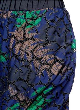 细节 - 点击放大 - SACAI - 树叶印花镂空短裤