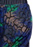 细节 - 点击放大 - SACAI - 树叶印花镂空短裤