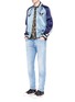 模特儿示范图 - 点击放大 - VALENTINO GARAVANI - 水洗铆钉装饰纯棉牛仔裤