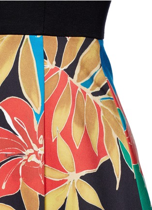 细节 - 点击放大 - ALICE + OLIVIA - KOURTNEY木槿花图案褶裥连衣裙