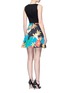 背面 - 点击放大 - ALICE + OLIVIA - KOURTNEY木槿花图案褶裥连衣裙