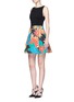 模特示范图 - 点击放大 - ALICE + OLIVIA - KOURTNEY木槿花图案褶裥连衣裙