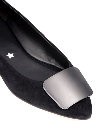 细节 - 点击放大 - PEDDER RED - 金属装饰绒面皮平底鞋