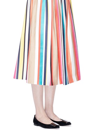 模特儿示范图 - 点击放大 - PEDDER RED - 金属装饰绒面皮平底鞋