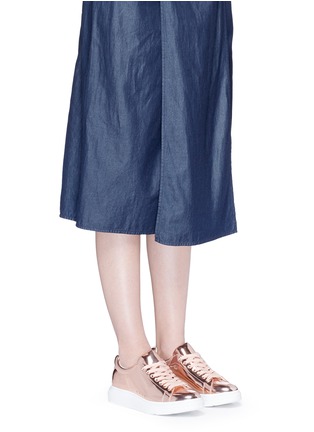 模特儿示范图 - 点击放大 - PEDDER RED - 镜面皮革气孔系带运动鞋