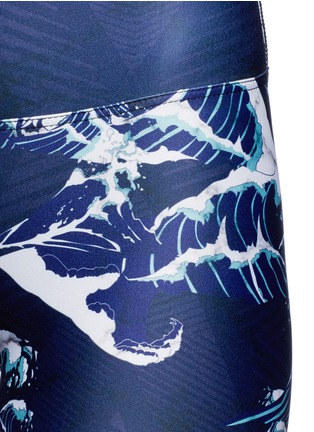 细节 - 点击放大 - WE ARE HANDSOME - 海浪印花网眼拼接运动紧身裤