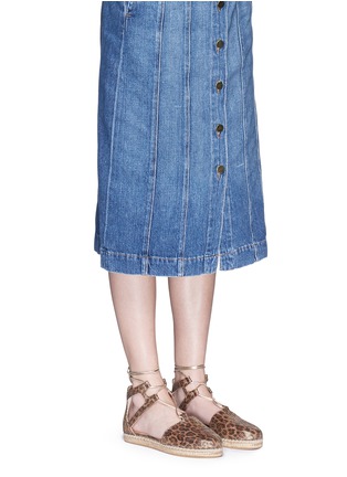 模特儿示范图 - 点击放大 - STUART WEITZMAN - WALKMYWAY豹纹系带镂空麻编鞋