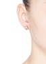 模特儿示范图 - 点击放大 - CZ BY KENNETH JAY LANE - 立方体方晶锆石耳环