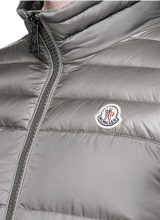 细节 - 点击放大 - MONCLER - 亮面拼接无袖羽绒服