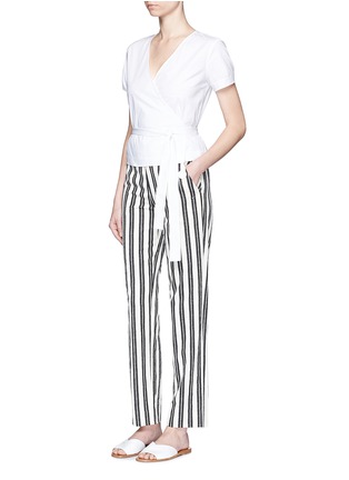 模特儿示范图 - 点击放大 - THEORY - ANALICE弹力府绸包裹式衬衫