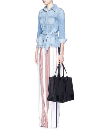 模特儿示范图 - 点击放大 - TORY BURCH - 可折叠尼龙单肩包