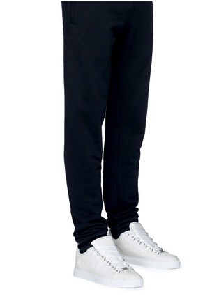 模特儿示范图 - 点击放大 - BALENCIAGA - ARENA纹理羊皮低筒运动鞋