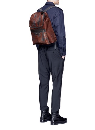 模特儿示范图 - 点击放大 - BALENCIAGA - 锈蚀效果尼龙双肩背包