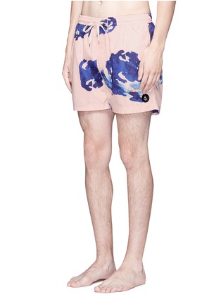 模特儿示范图 - 点击放大 - INSTED WE SMILE - 水彩风印花游泳短裤