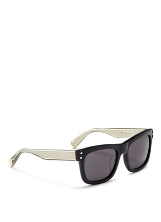 模特儿示范图 - 点击放大 - HAZE COLLECTION - 'Shield' cutout overlay sunglasses