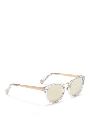 模特儿示范图 - 点击放大 - HAZE COLLECTION - 'Edge' contrast temple mirror sunglasses