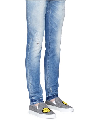 模特儿示范图 - 点击放大 - JOSHUA SANDERS - 笑脸布贴羊毛毡厚底便鞋