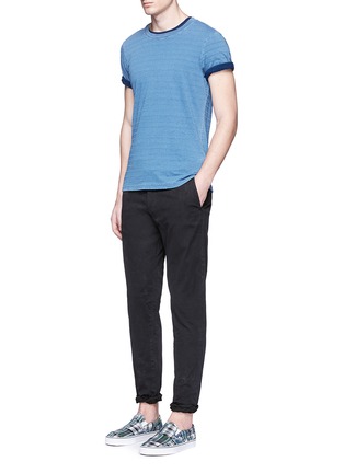 模特儿示范图 - 点击放大 - SCOTCH & SODA - STUART修身腰带棉质长裤