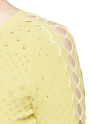 细节 - 点击放大 - ALEXANDER MCQUEEN - 破洞设计拼接针织衫