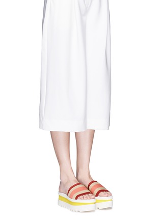 模特示范图 - 点击放大 - STELLA MCCARTNEY - 拼色搭带厚底拖鞋