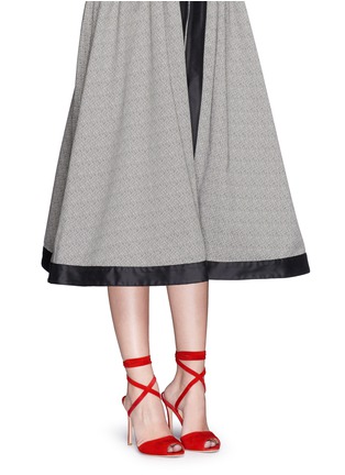 模特示范图 - 点击放大 - GIANVITO ROSSI - JOSIE系带麂皮高跟鞋