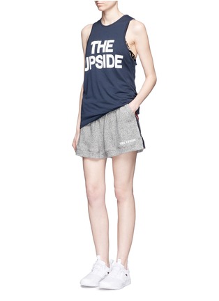 模特示范图 - 点击放大 - THE UPSIDE - 品牌标志及拼色条纹装饰混棉短裤