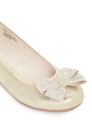细节 - 点击放大 - STUART WEITZMAN - FANNIE儿童款蝴蝶结珠饰平底鞋