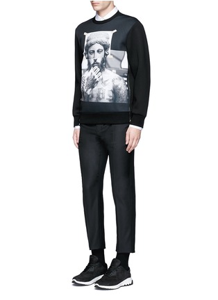 模特儿示范图 - 点击放大 - NEIL BARRETT - 雕塑拼接人像印花拉链卫衣