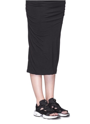 模特儿示范图 - 点击放大 - REEBOK - INSTAPUMP FURY凉鞋