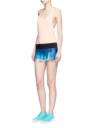 模特示范图 - 点击放大 - MONREAL - 波浪裤脚抽象几何图案短裤