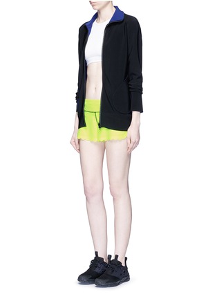 模特示范图 - 点击放大 - MONREAL - 波浪裤脚半透孔眼短裤