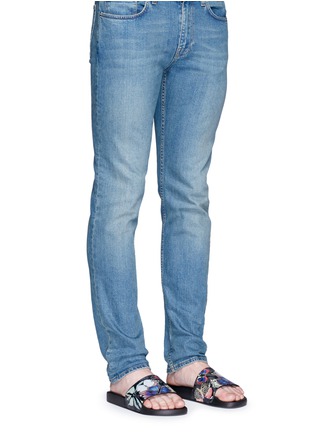 模特示范图 - 点击放大 - VALENTINO GARAVANI - CAMUBUTTERFLY蝴蝶印花凉拖