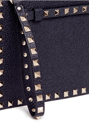 细节 - 点击放大 - VALENTINO GARAVANI - ROCKSTUD铆钉纹理纳帕皮手拿包