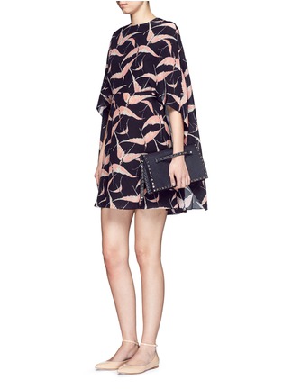 模特儿示范图 - 点击放大 - VALENTINO GARAVANI - ROCKSTUD铆钉纹理纳帕皮手拿包