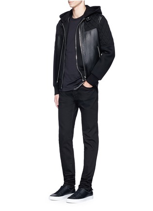 模特儿示范图 - 点击放大 - GIVENCHY - 品牌标志牛皮徽章装饰纯棉T恤