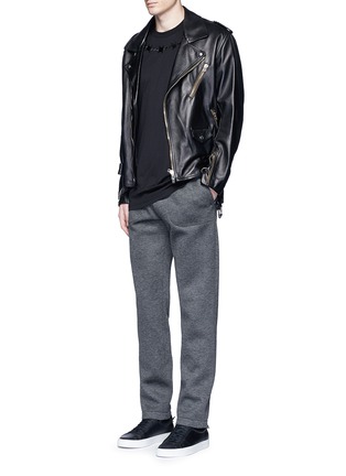 模特儿示范图 - 点击放大 - GIVENCHY - 铁丝网条刺绣纯棉T恤