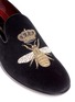细节 - 点击放大 - DOLCE & GABBANA - 蜜蜂及皇冠缀饰天鹅绒平底便鞋