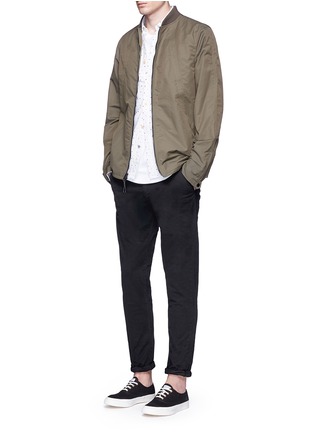 模特儿示范图 - 点击放大 - SCOTCH & SODA - STUART单色褶皱感棉质长裤