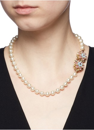 模特示范图 - 点击放大 - MIRIAM HASKELL - 花朵插扣玻璃珍珠项链