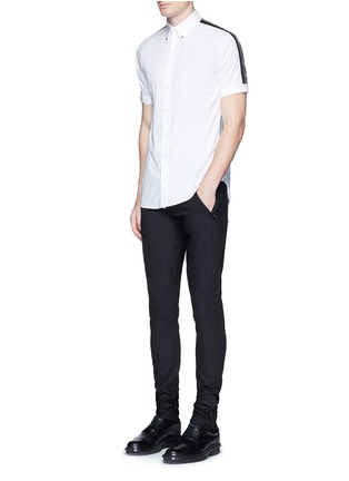 模特儿示范图 - 点击放大 - ALEXANDER MCQUEEN - 条纹拼贴棉质短袖衬衫