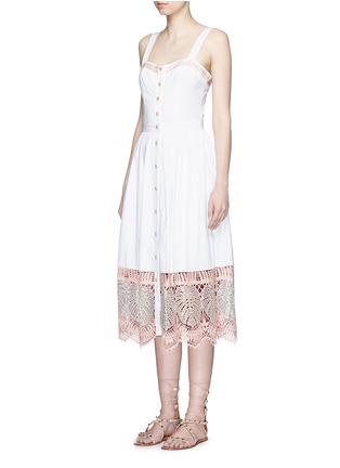 模特示范图 - 点击放大 - TEMPERLEY LONDON - CLARA叶片刺绣镂空纯棉连衣裙