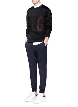 模特儿示范图 - 点击放大 - MC Q - 网眼拼贴字母卫衣