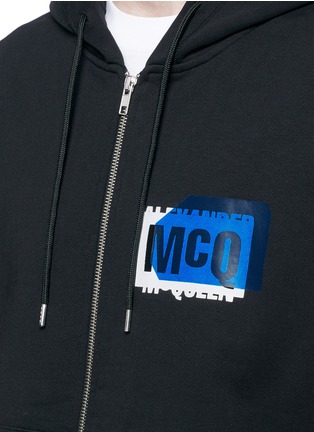 细节 - 点击放大 - MC Q - 品牌标志连帽无袖外套