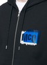 细节 - 点击放大 - MC Q - 品牌标志连帽无袖外套