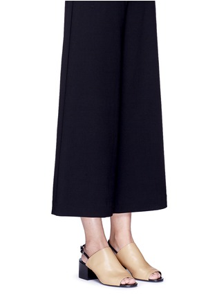 模特儿示范图 - 点击放大 - 3.1 PHILLIP LIM - CUBE拼色露趾高跟穆勒鞋