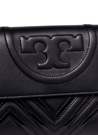 细节 - 点击放大 - TORY BURCH - FLEMING漆皮拼接菱格手提包