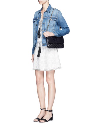 模特儿示范图 - 点击放大 - TORY BURCH - FLEMING漆皮拼接菱格手提包