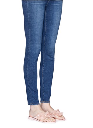 模特儿示范图 - 点击放大 - MELISSA - HARMONIC GARDEN VI花卉造型果冻凉鞋