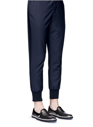 模特儿示范图 - 点击放大 - JIMMY CHOO - grove金属感千鸟格印花厚底便鞋